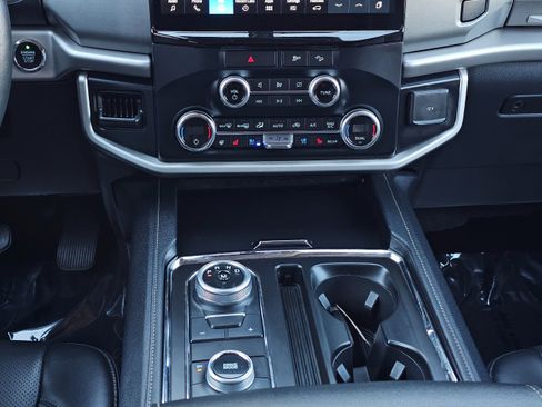 Used 2022 Ford Expedition XLT image 27