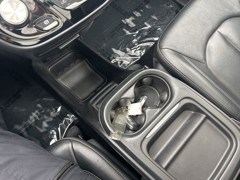 Used 2020 Chrysler Pacifica Touring-L w/ Advanced Safetytec Group image 23