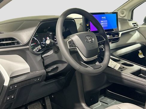 New 2026 Toyota Sienna XLE FWD image 9