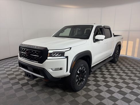 Used 2024 Nissan Frontier SL AWD/4WD image 2