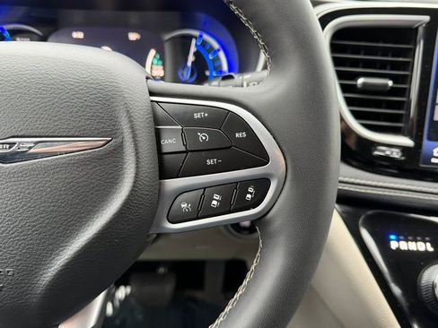Used 2024 Chrysler Pacifica Select image 19