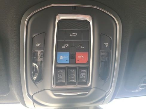 New 2025 Jeep Grand Cherokee Limited w/ Luxury Tech Group II image 17