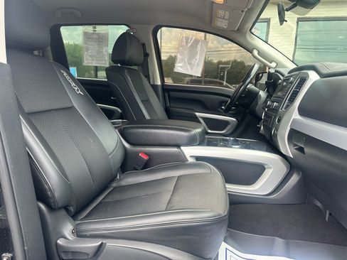 Used 2019 Nissan Titan PRO-4X image 11