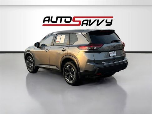 Used 2024 Nissan Rogue SV image 5