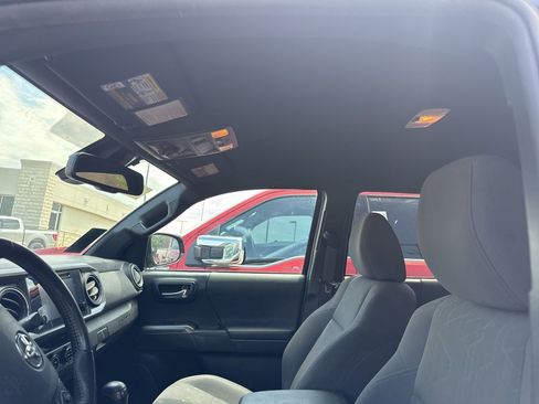 Used 2018 Toyota Tacoma TRD Off-Road AWD/4WD image 9
