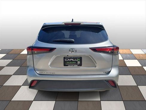 Used 2024 Toyota Highlander LE FWD image 4