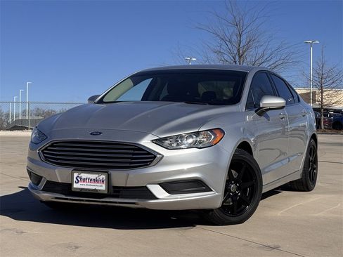 Used 2018 Ford Fusion SE w/ Fusion SE Technology Package image 2