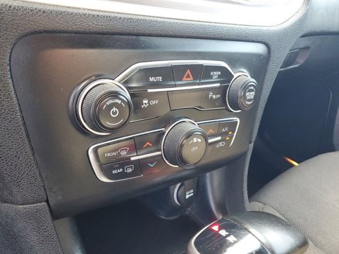 Used 2019 Dodge Charger SXT RWD image 21