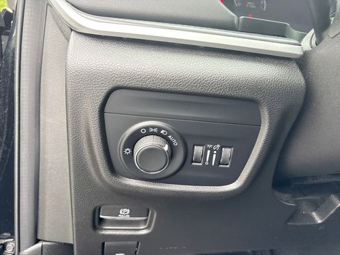 Used 2023 Jeep Grand Cherokee Laredo RWD image 10