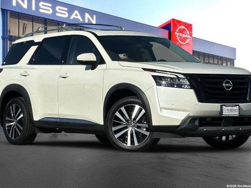 Certified 2024 Nissan Pathfinder Platinum image 1
