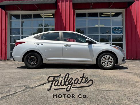 Used 2020 Hyundai Accent SE FWD image 1