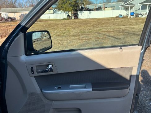 Used 2010 Mercury Mariner 2WD image 25