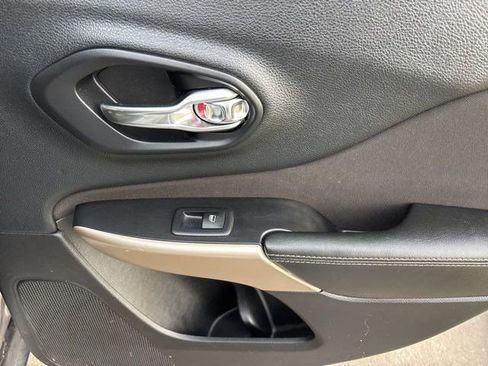 Used 2018 Jeep Cherokee Latitude w/ Cold Weather Group image 35