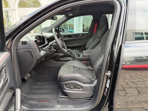 Used 2025 Porsche Cayenne GTS image 32