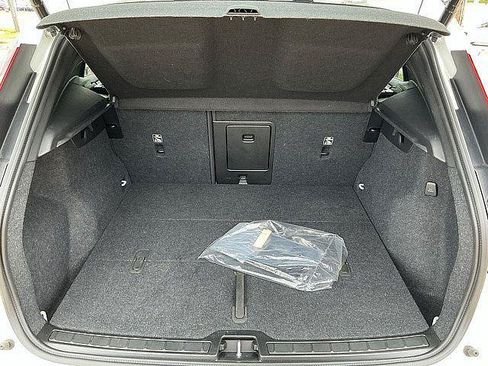 Used 2025 Volvo XC40 B5 Plus AWD/4WD image 18