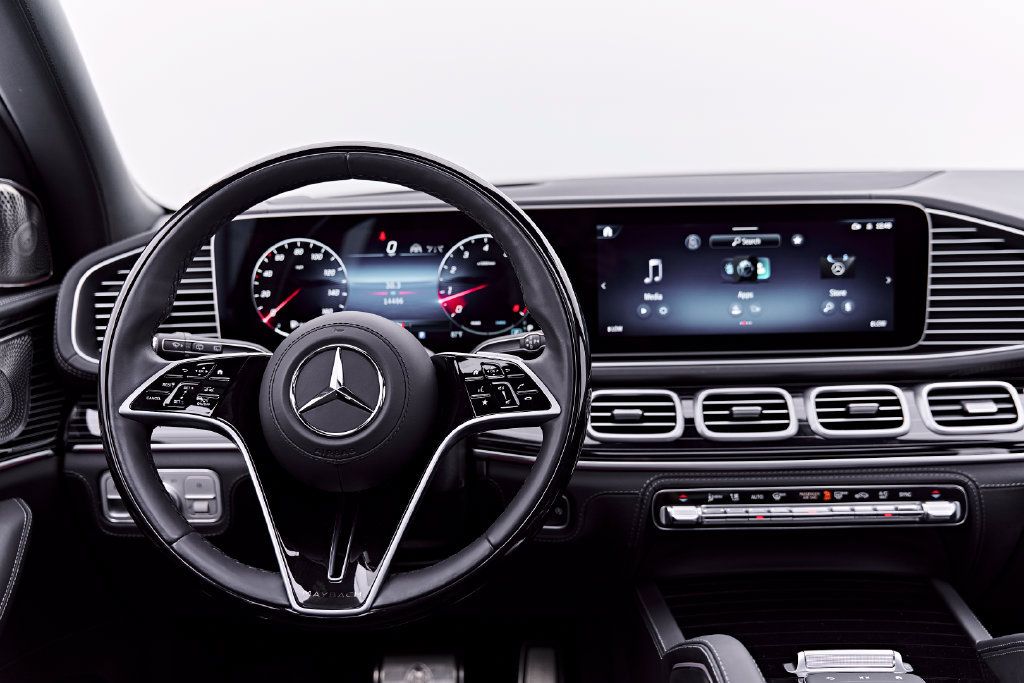 Used 2024 Mercedes-Benz Maybach GLS 600 4MATIC image 2