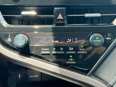 Used 2022 Toyota Camry SE FWD image 16