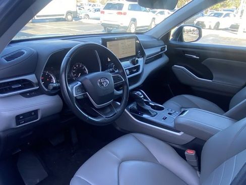 Used 2023 Toyota Highlander XLE image 11