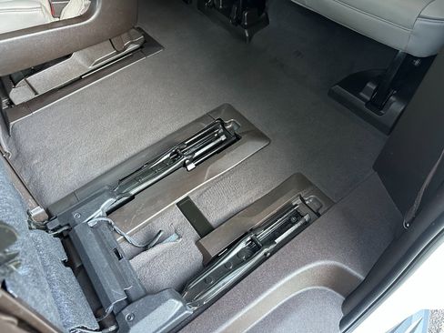 Used 2024 GMC Yukon XL SLT w/ SLT Luxury Package image 22