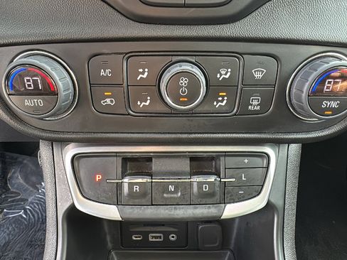 Used 2024 GMC Terrain SLT image 19