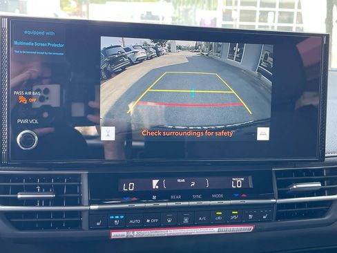 Used 2026 Toyota Sienna Limited FWD image 6