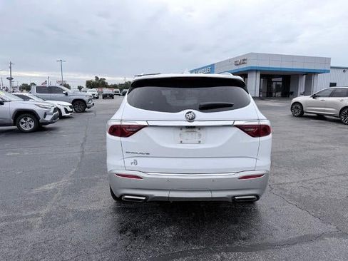 Used 2022 Buick Enclave Essence w/ Experience Buick Package FWD image 4