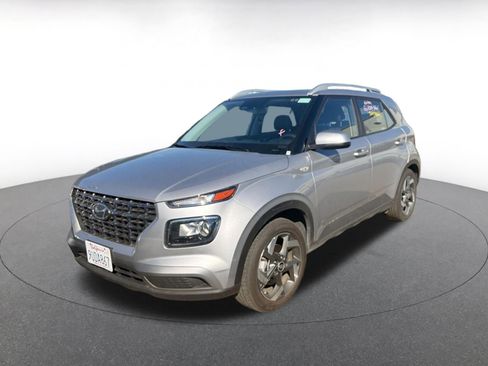Used 2025 Hyundai Venue SEL image 2