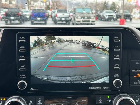 Used 2021 Toyota Highlander XLE image 21