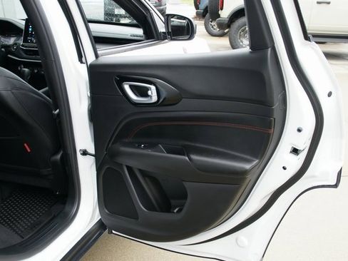 Used 2025 Jeep Compass Trailhawk image 28