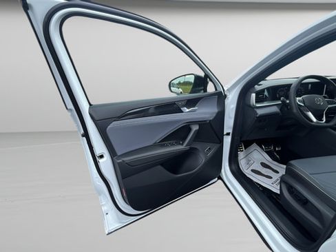 New 2026 Volkswagen Tiguan SE R-Line AWD/4WD image 9