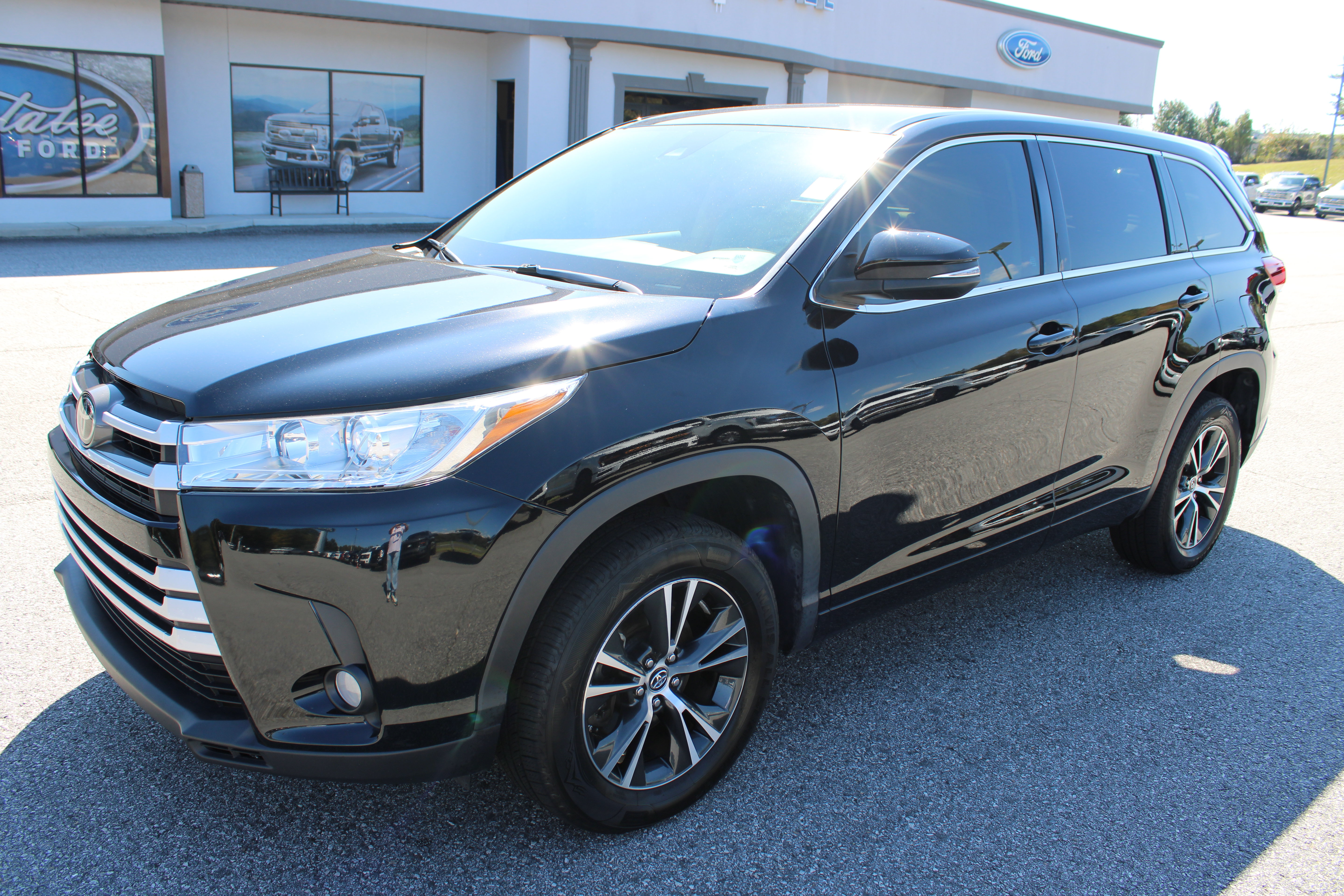 Used 2018 Toyota Highlander Plus FWD image 2