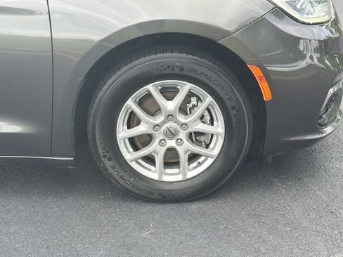 Used 2021 Chrysler Pacifica Touring-L FWD image 33