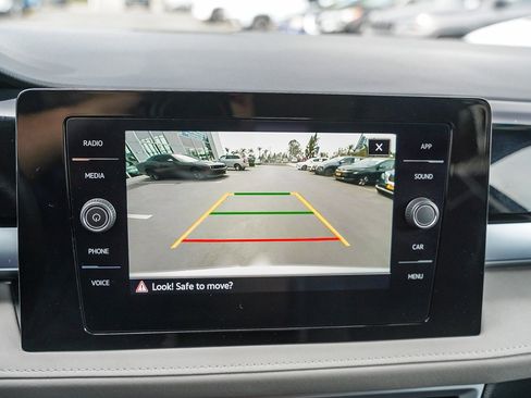 Certified 2025 Volkswagen Taos SE image 25