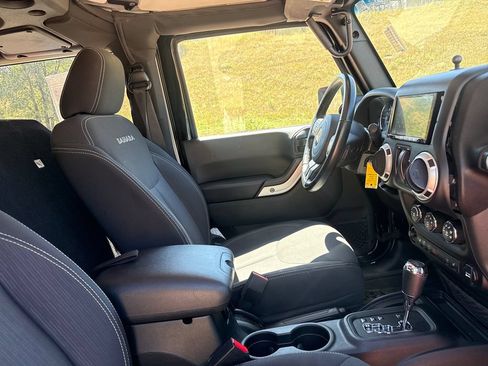 Used 2017 Jeep Wrangler Sahara w/ Dual Top Group AWD/4WD image 25