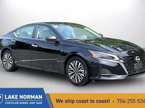 Used 2025 Nissan Altima 2.5 SV FWD image 1
