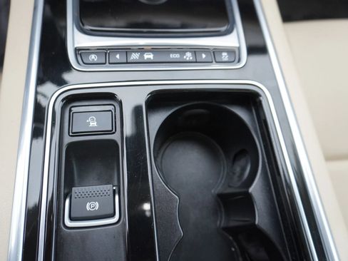 Used 2016 Jaguar XF Premium image 19