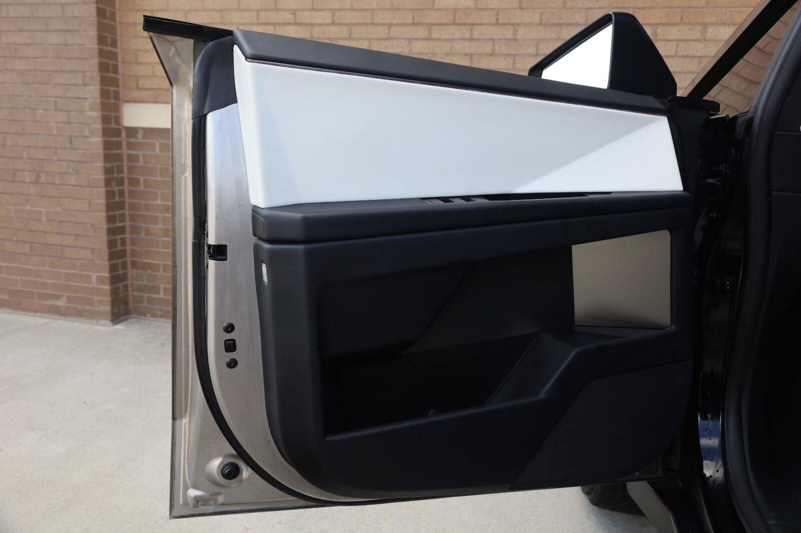 Used 2024 Tesla Cybertruck AWD Crew Cab image 15