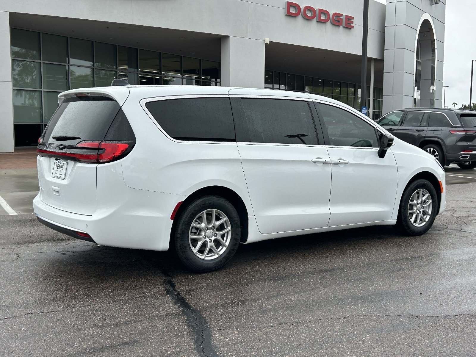 New 2027 Chrysler Pacifica Select FWD image 4