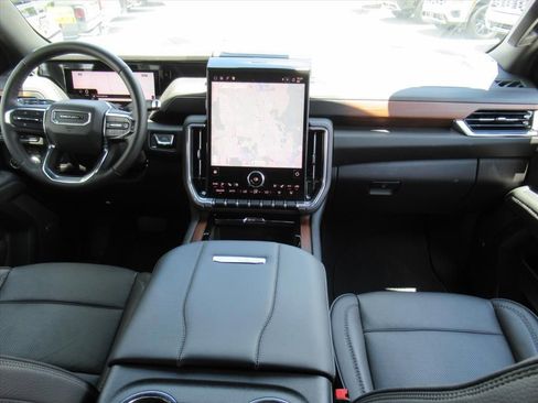 Used 2025 GMC Yukon XL Denali RWD image 11