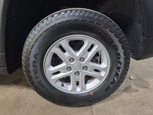 Used 2023 Jeep Grand Cherokee Laredo image 30