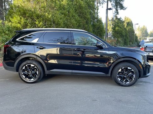 Used 2024 Kia Sorento S image 2