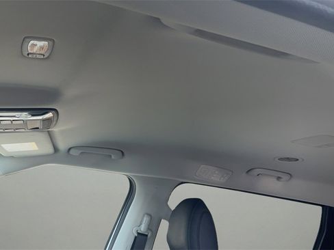 Used 2024 Kia Carnival LX image 17