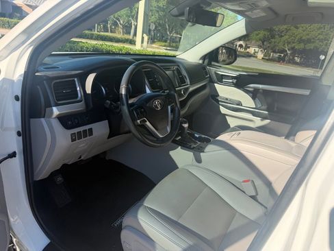 Used 2019 Toyota Highlander XLE image 12
