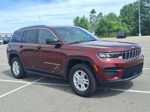 Used 2024 Jeep Grand Cherokee Laredo w/ Luxury Tech Group I AWD/4WD image 2