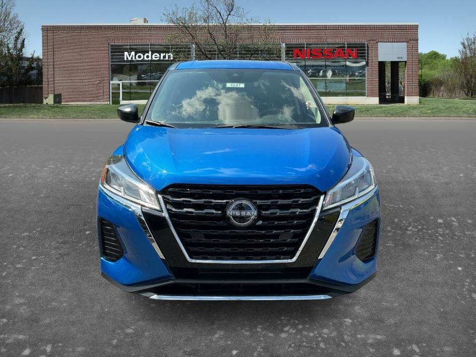 Certified 2025 Nissan Kicks Play S FWD image 6