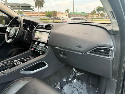 Used 2020 Jaguar F-PACE Prestige image 16