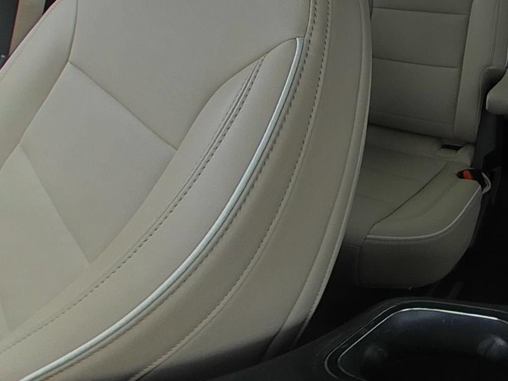 Used 2025 Buick Enclave Preferred w/ Power Package FWD image 12