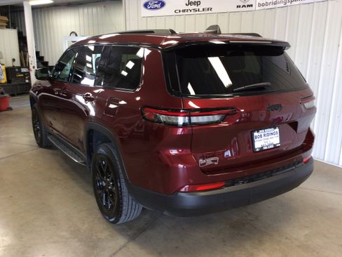 Used 2024 Jeep Grand Cherokee L Laredo image 3