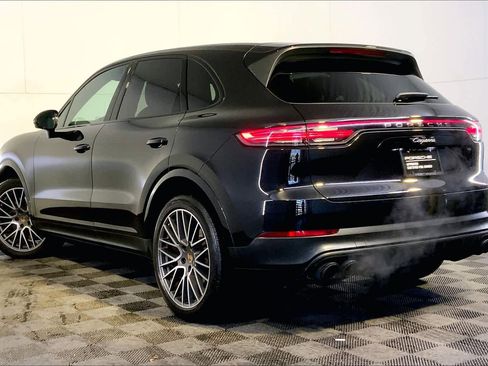 Used 2022 Porsche Cayenne w/ Premium Package image 3