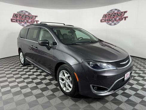 Used 2017 Chrysler Pacifica Touring-L w/ Tire & Wheel Group image 9